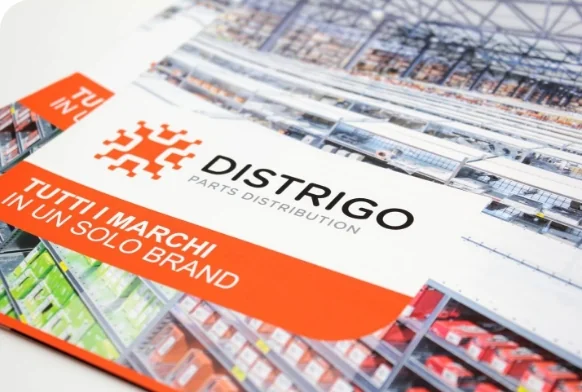 Brochure Distrigo avec une image d'entrepôt rempli de pièces auto.