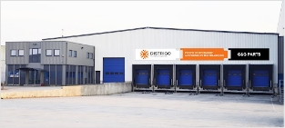 Buitenzijde van Distrigo- en G&G Parts-distributiecentrum met vijf laadkades en zichtbare bedrijfsborden.