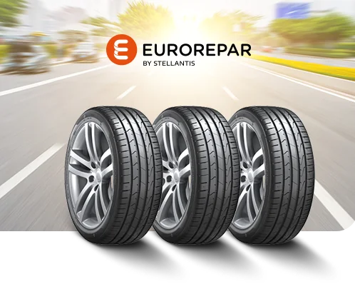 Drie nieuwe autobanden voor een vervaagde weg, met het logo van Eurorepar by Stellantis.